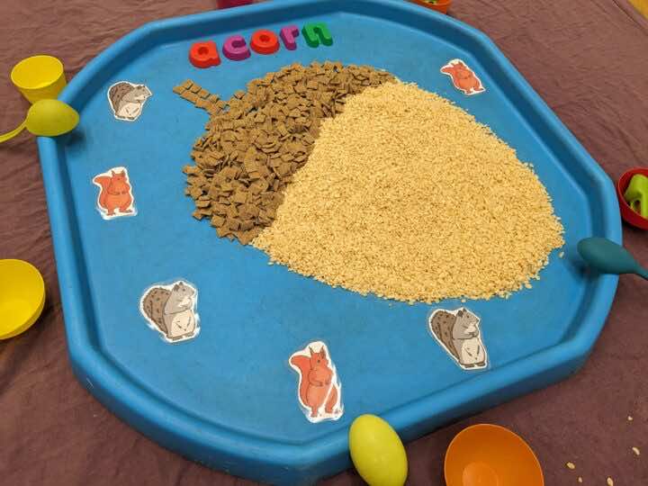 Au Autumn acorn tuff tray activity for messy play